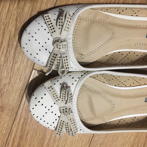 White flats - Picture 2 of 3